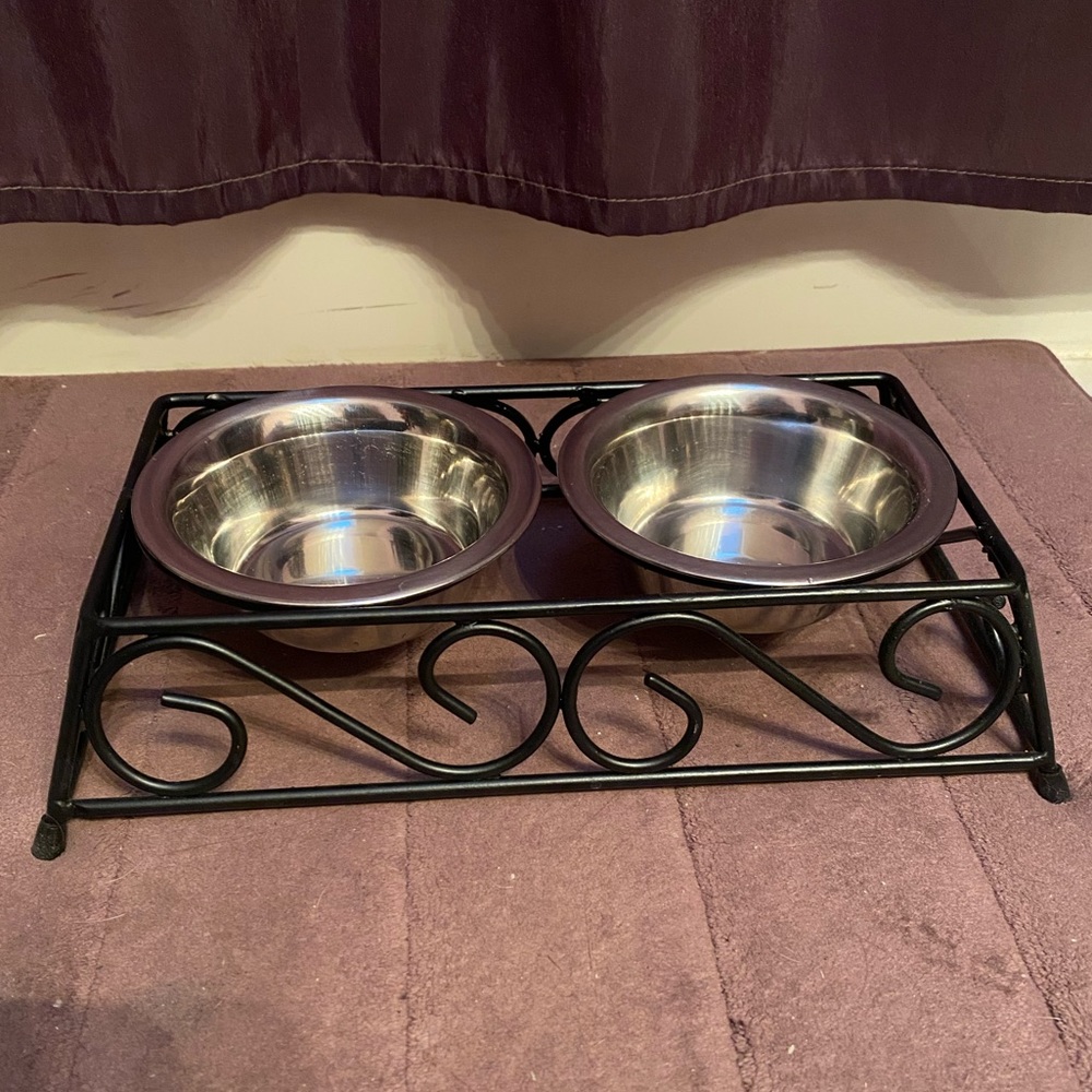 Small metal pet feeder stand